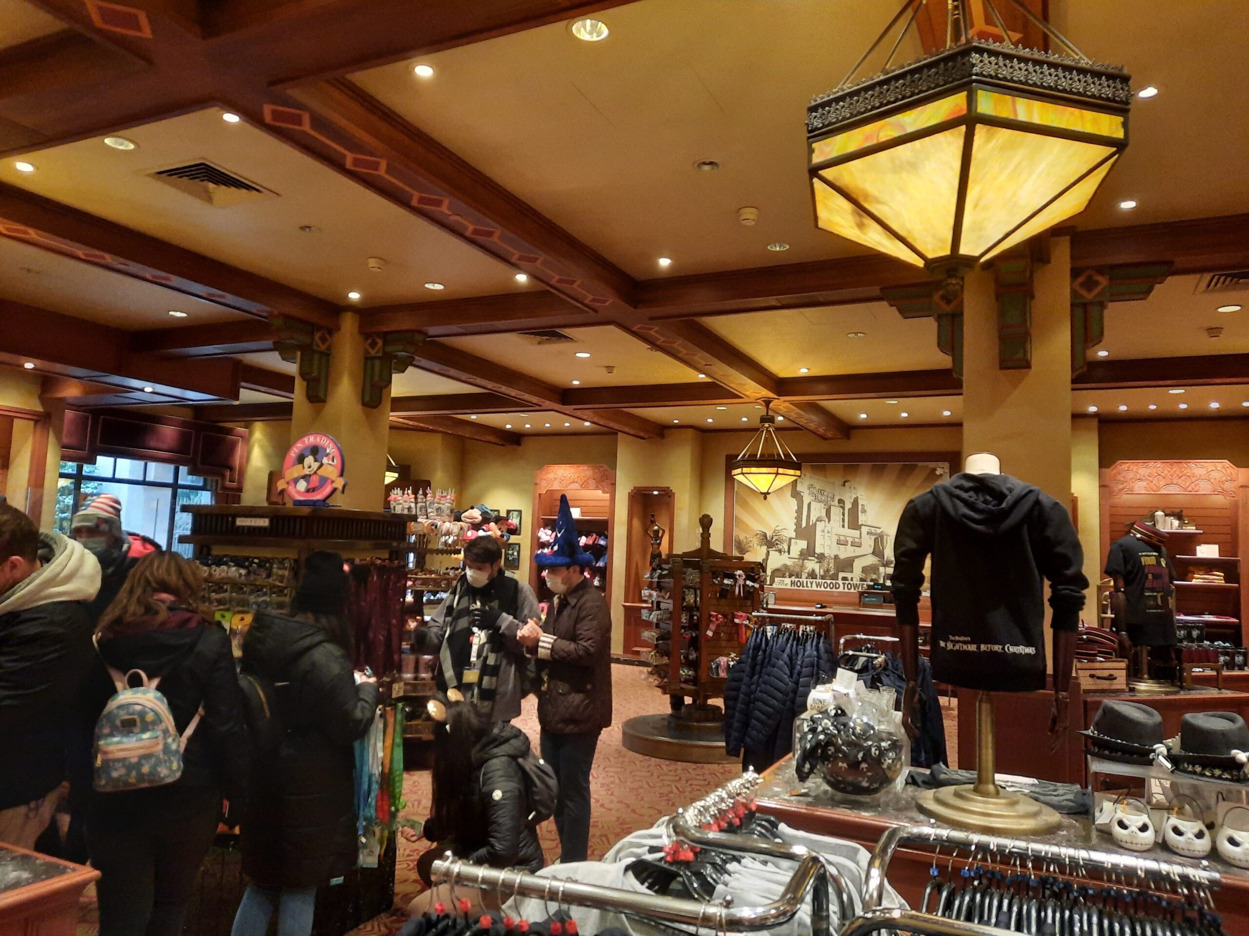 Un groupe de personnes debout dans un magasin de souvenirs.