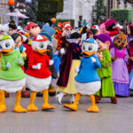 Un groupe de personnes déguisées en costumes de Donald Duck à Disneyland Paris.