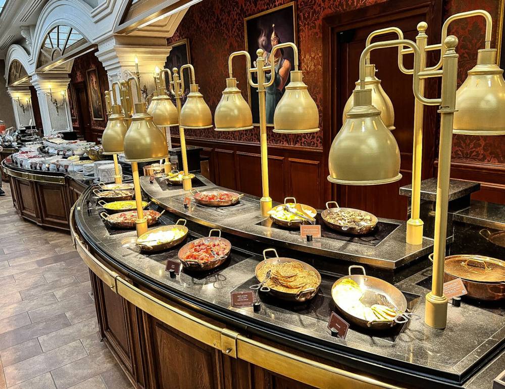 Meilleurs Endroits - Un buffet avec beaucoup de nourriture à Disneyland Paris.