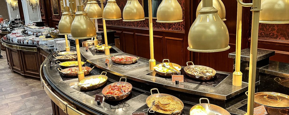 Meilleurs Endroits - Un buffet avec beaucoup de nourriture à Disneyland Paris.