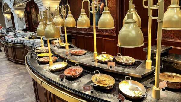 Meilleurs Endroits - Un buffet avec beaucoup de nourriture à Disneyland Paris.