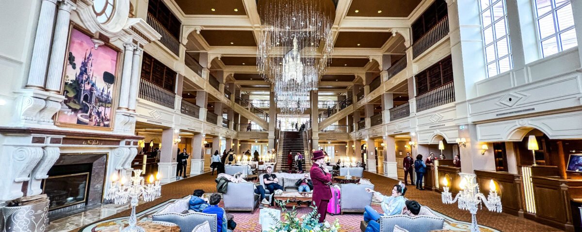 Le hall d’un hôtel de Disneyland Paris avec un grand lustre.