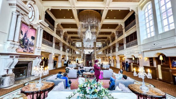 Le hall d’un hôtel de Disneyland Paris avec un grand lustre.