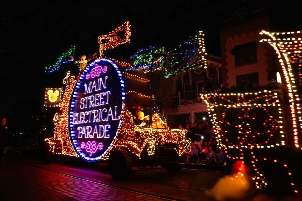 Le défilé des Fêtes de Disneyland Paris est illuminé de lumières.