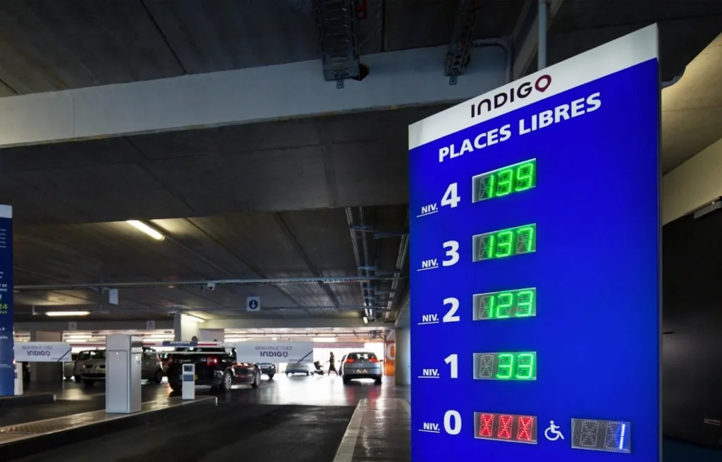 Tarif Parking Indigo Un panneau de station-service avec une horloge affichée dessus.