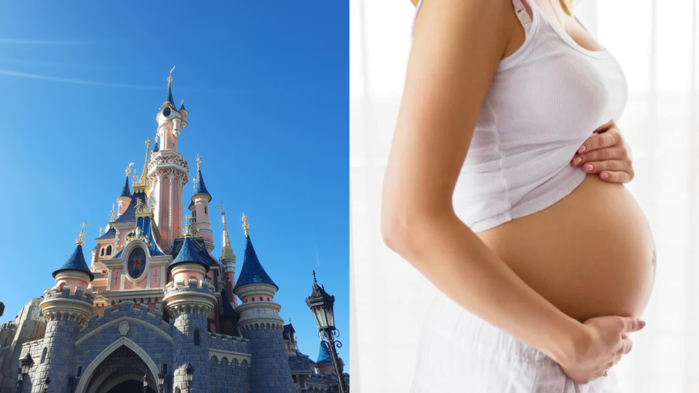 Une femme enceinte devant le château de Disneyland Paris.