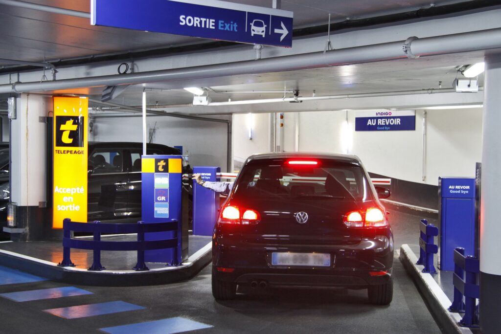 Une voiture est garée dans un parking proche de Disneyland Paris.