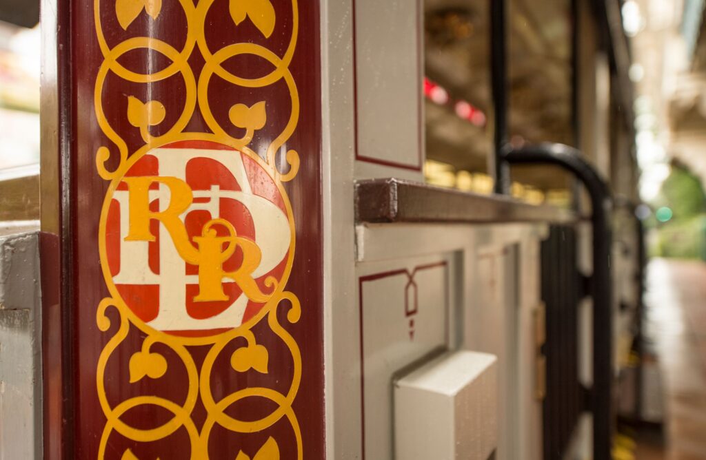 Un train rouge et doré avec un logo de Disneyland Paris.