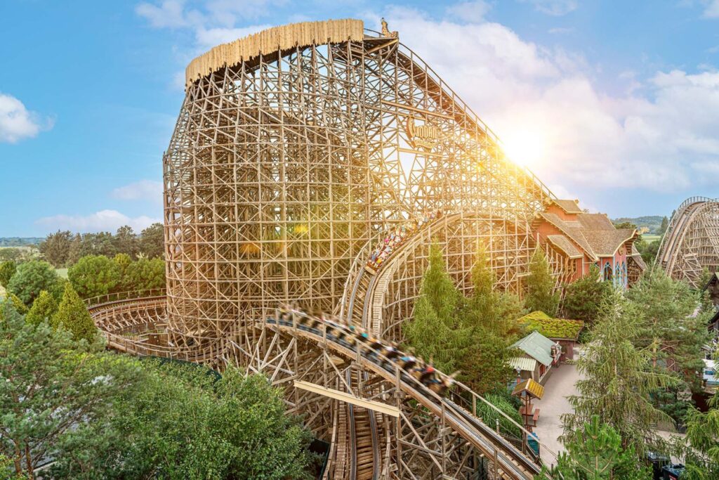 Une vue aérienne d’une montagne russe en bois à Europa Park.