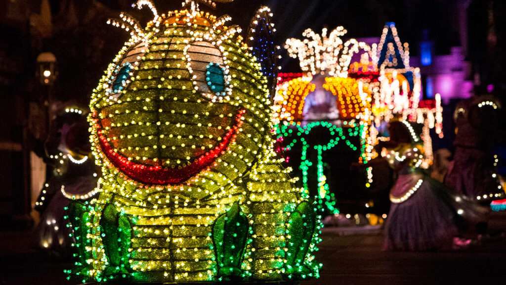 Une grenouille illuminée lors d'un défilé à Disneyland Paris lors de la Main Street Electrical Parade.