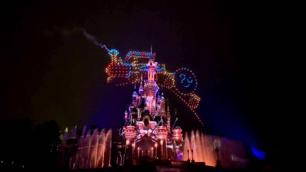 Vivez la magie de Disneyland Paris avec la charmante Main Street Electrical Parade.