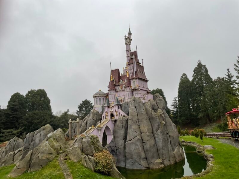 Disneyland Paris propose des tarifs spéciaux pour les personnes handicapées. Visitez Disneyland Paris aujourd'hui pour une expérience magique pas comme les autres.