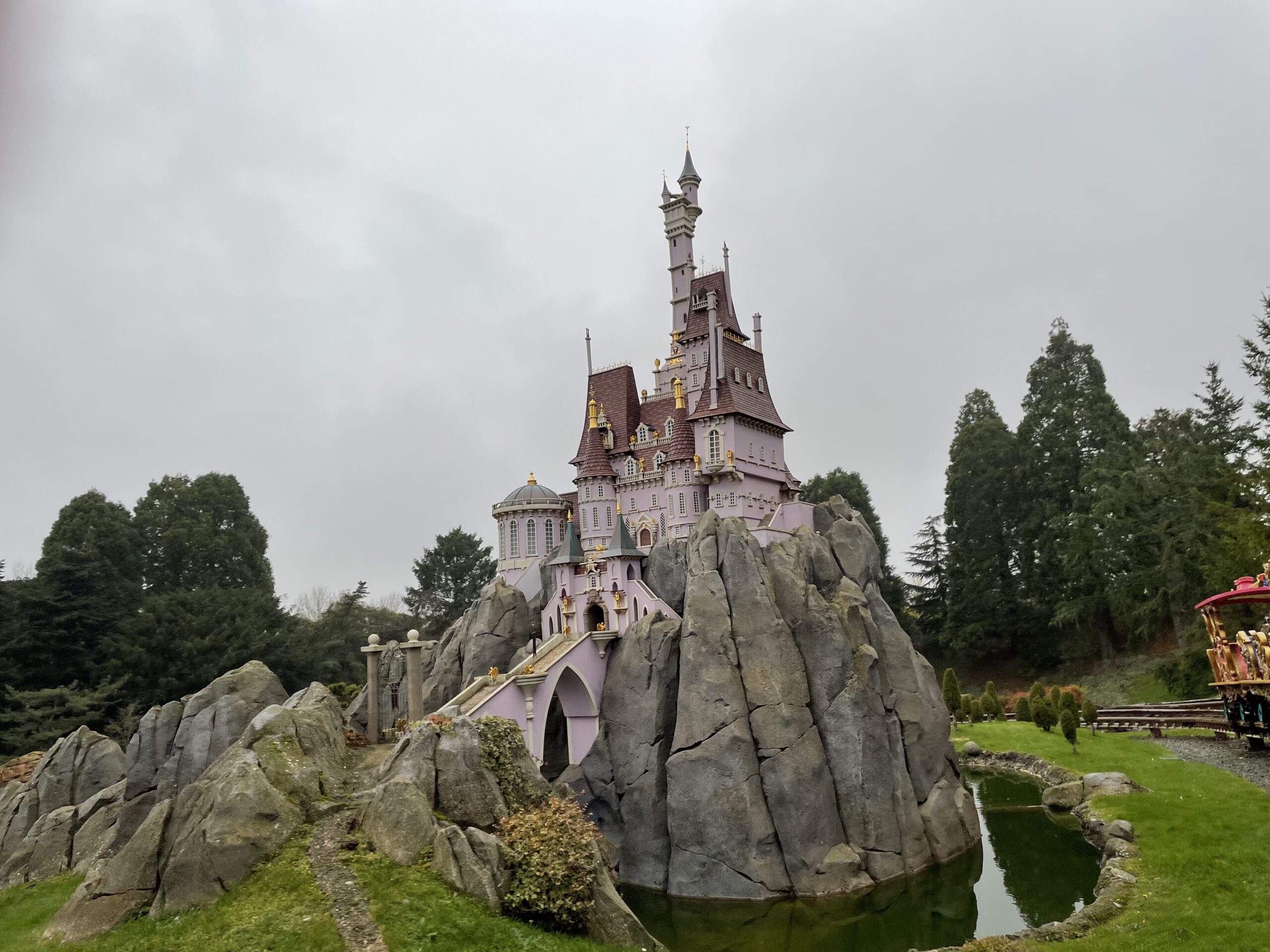 Disneyland Paris propose des tarifs spéciaux pour les personnes handicapées. Visitez Disneyland Paris aujourd'hui pour une expérience magique pas comme les autres.