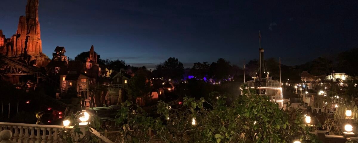 Un aperçu économique de Disneyland Paris la nuit.