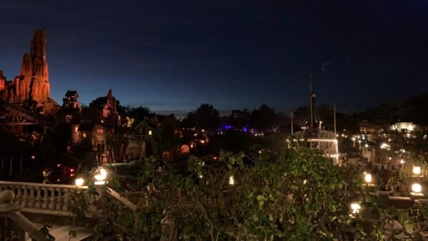 Un aperçu économique de Disneyland Paris la nuit.