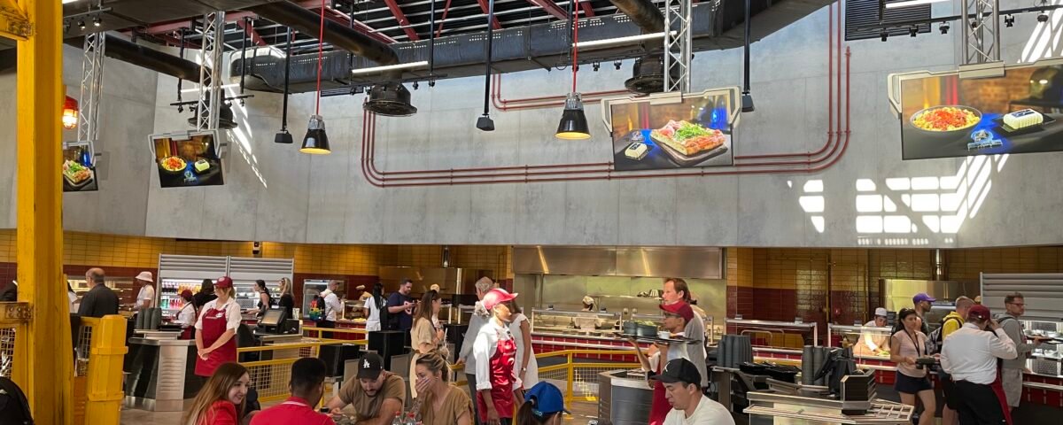 Un groupe de personnes dégustant Plaisirs Gourmands attablés dans un restaurant.