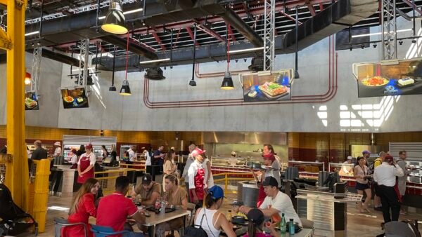 Un groupe de personnes dégustant Plaisirs Gourmands attablés dans un restaurant.