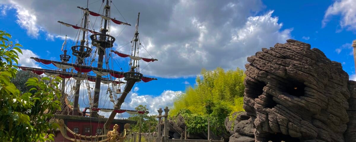 Choisissez d'explorer l'attraction Pirates des Caraïbes à Disneyland Paris.