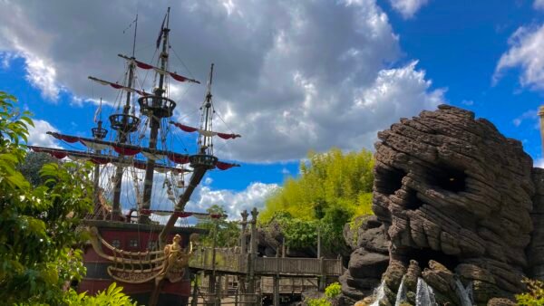 Choisissez d'explorer l'attraction Pirates des Caraïbes à Disneyland Paris.