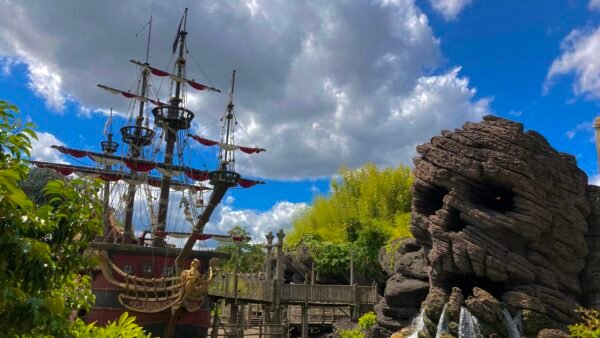 Choisissez d'explorer l'attraction Pirates des Caraïbes à Disneyland Paris.