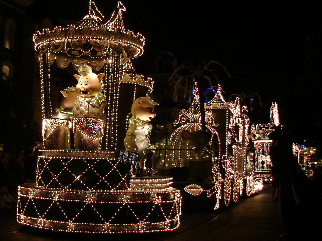 Un char illuminé avec des cochons faisait partie de la parade électrique de la rue principale à Disneyland Paris.