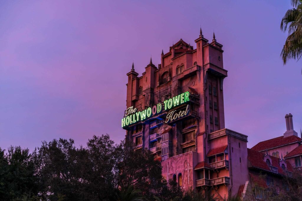 La maison hantée de Walt Disney World au crépuscule.