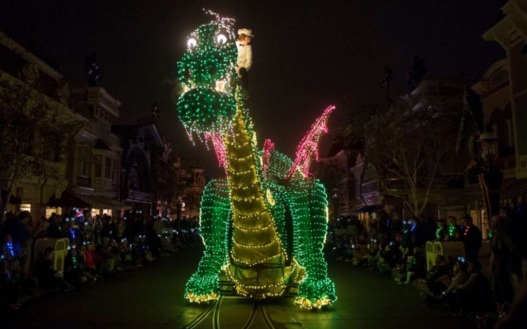 Vivez le défilé magique des lumières de Noël à Disneyland Paris, inspiré de la Main Street Electrical Parade.