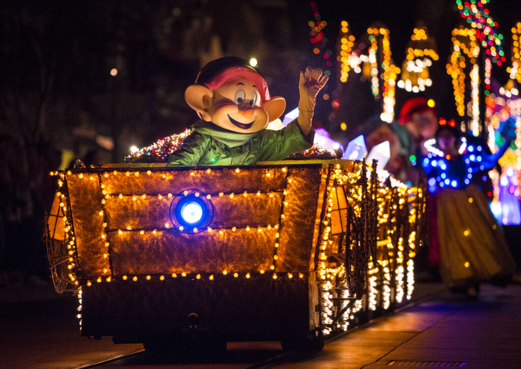 Découvrez le défilé magique des lumières de Noël de Disneyland Paris sur Main Street.