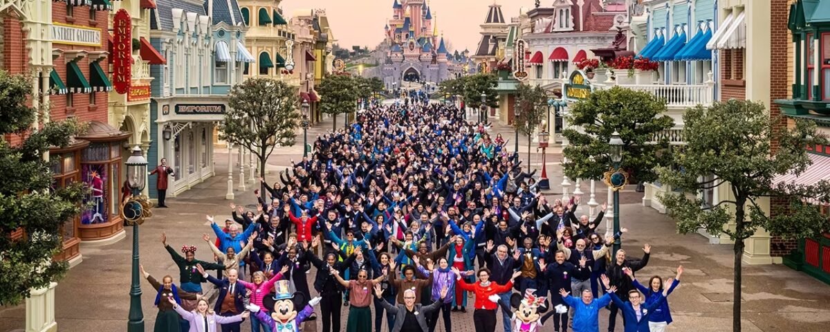 Un groupe de personnes debout dans une rue de Disneyland Paris.