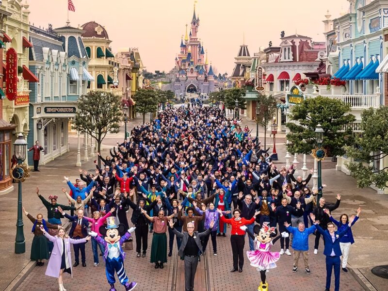 Un groupe de personnes debout dans une rue de Disneyland Paris.