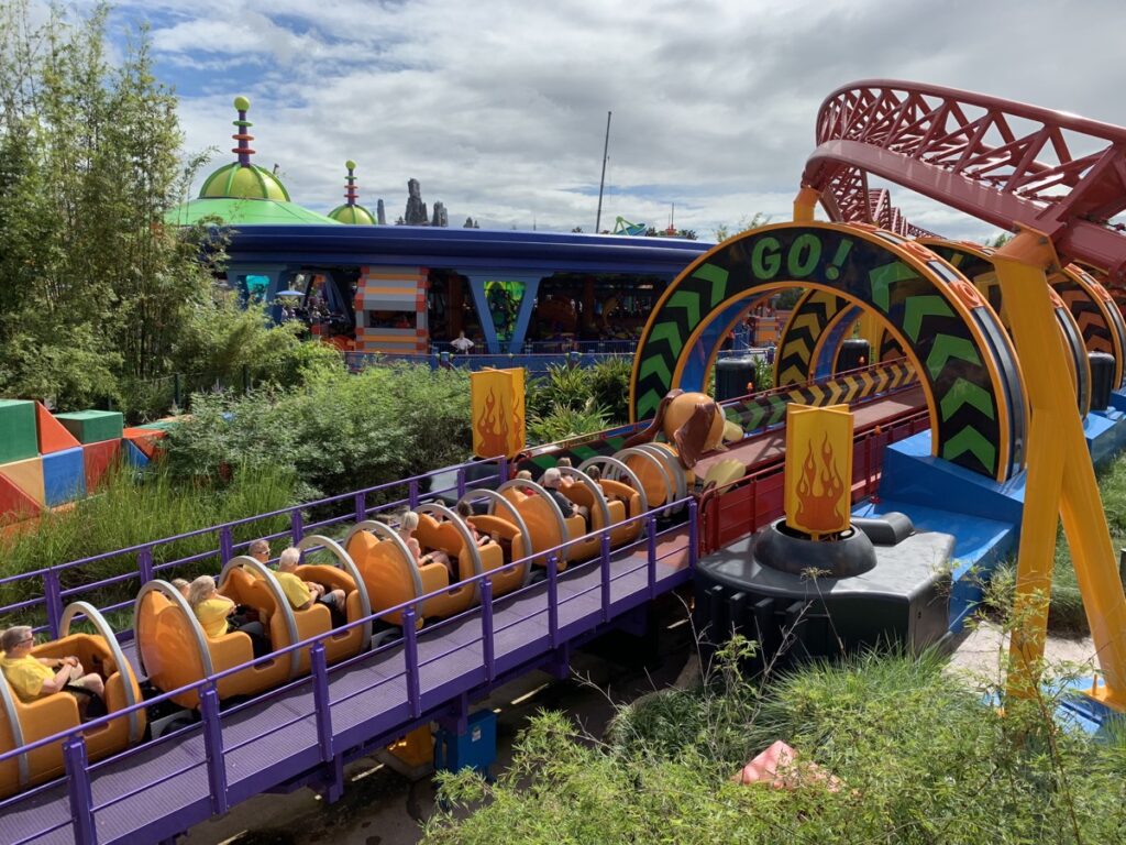 Des montagnes russes colorées à Disneyland Paris.