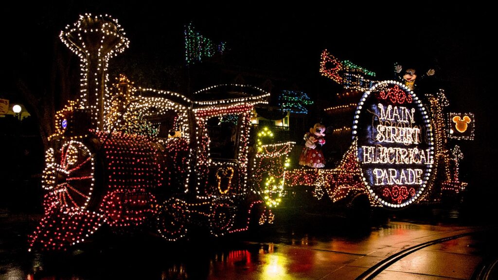 Un train orné de lumières de Noël est présenté à Disneyland Paris.