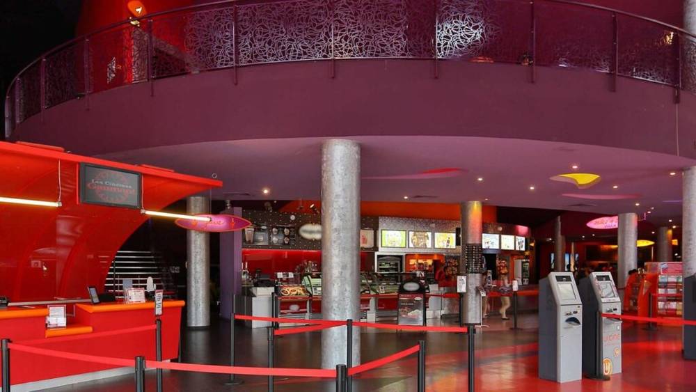 L'intérieur d'une salle de cinéma au plafond rouge au Cinéma Gaumont.