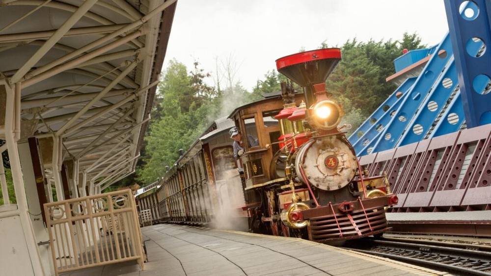 Un train approche sur les voies de Disneyland Paris.