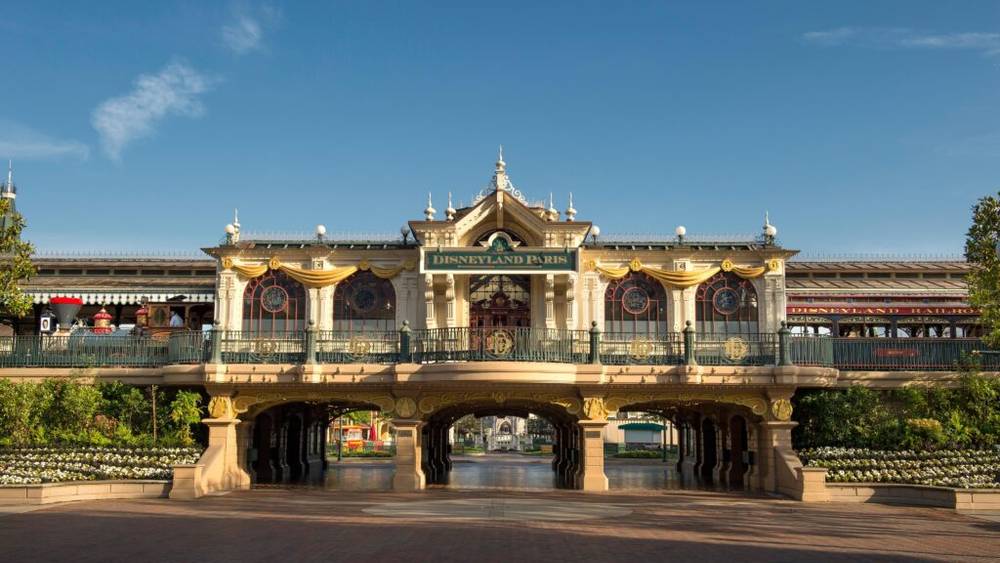 Un bâtiment richement décoré au milieu d'un parc, qui n'est pas sans rappeler Disneyland Paris.