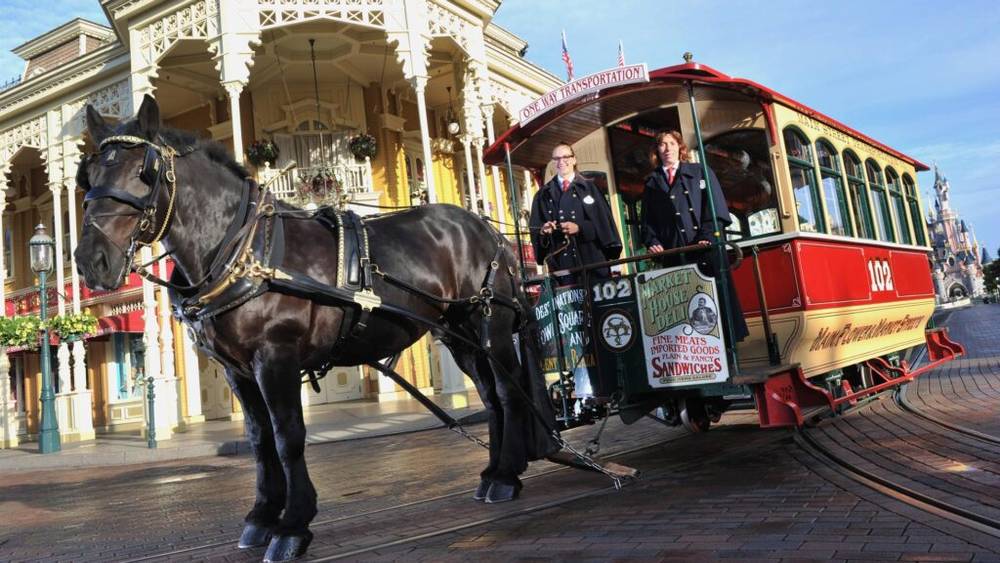 Un cheval tirant un chariot à Disneyland Paris.