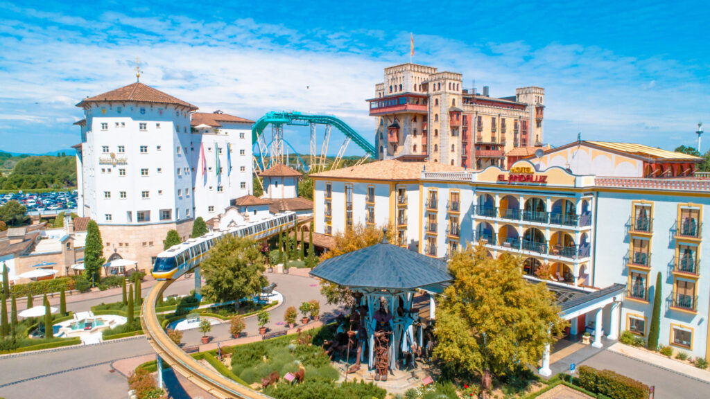 Une vue aérienne d'Europa Park avec des montagnes russes dominant les attractions colorées.