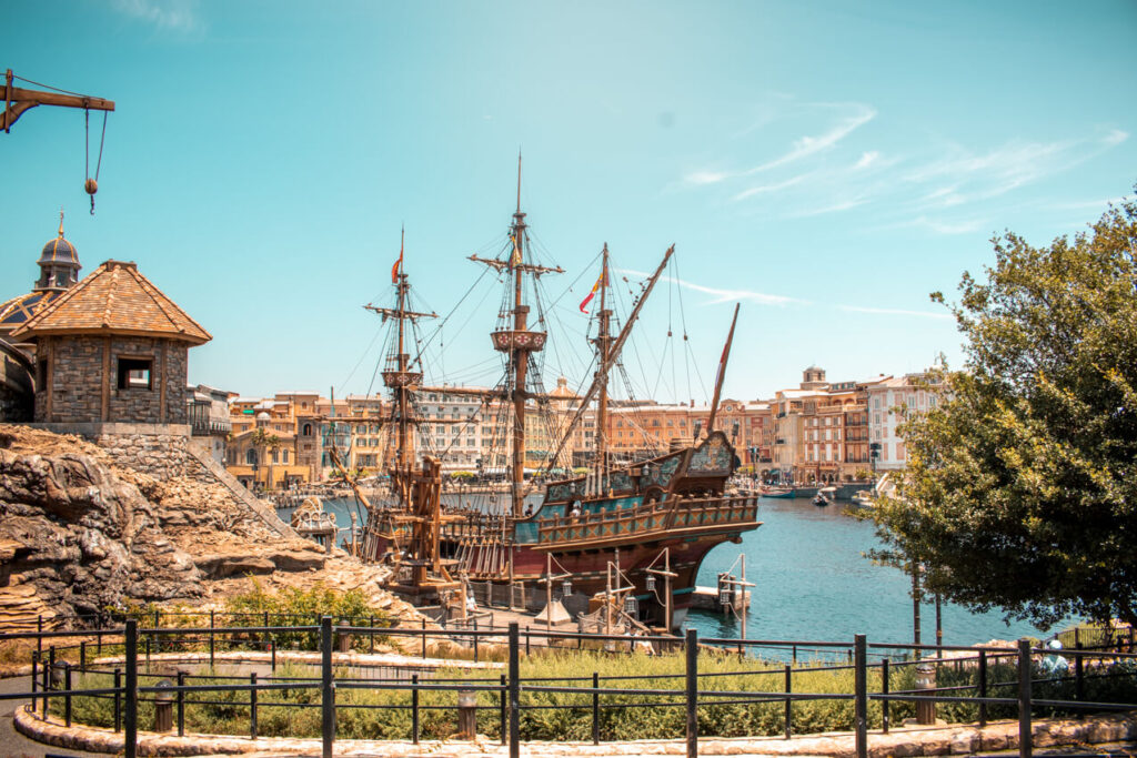 Un bateau dans un plan d'eau à Disneyland.