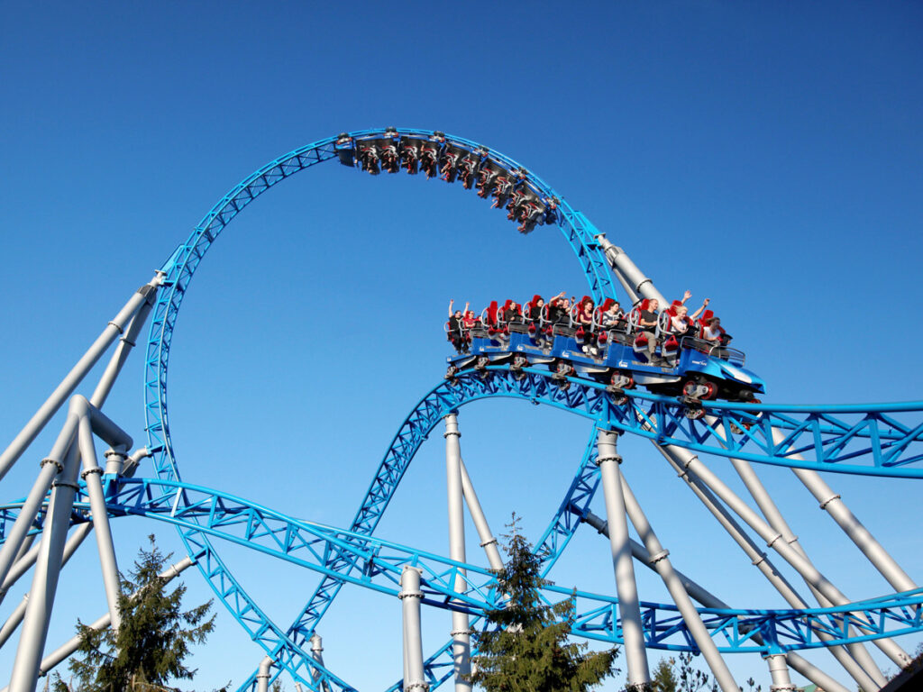 Des montagnes russes avec des gens dessus à Europa Park.