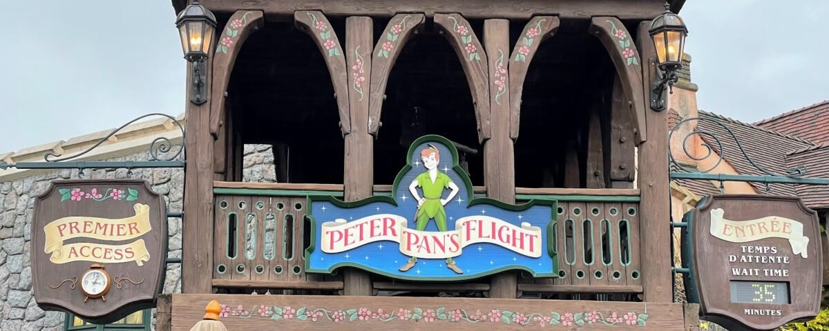 Entrée du manège "Le vol de Peter Pan" à Disneyland Paris avec panneau de temps d'attente indiquant 35 minutes.