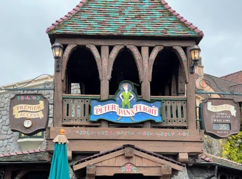 Entrée du manège "Le vol de Peter Pan" à Disneyland Paris avec panneau de temps d'attente indiquant 35 minutes.