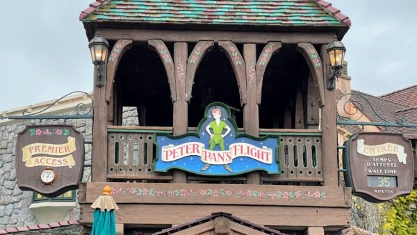 Entrée du manège "Le vol de Peter Pan" à Disneyland Paris avec panneau de temps d'attente indiquant 35 minutes.