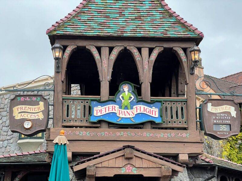 Entrée du manège "Le vol de Peter Pan" à Disneyland Paris avec panneau de temps d'attente indiquant 35 minutes.
