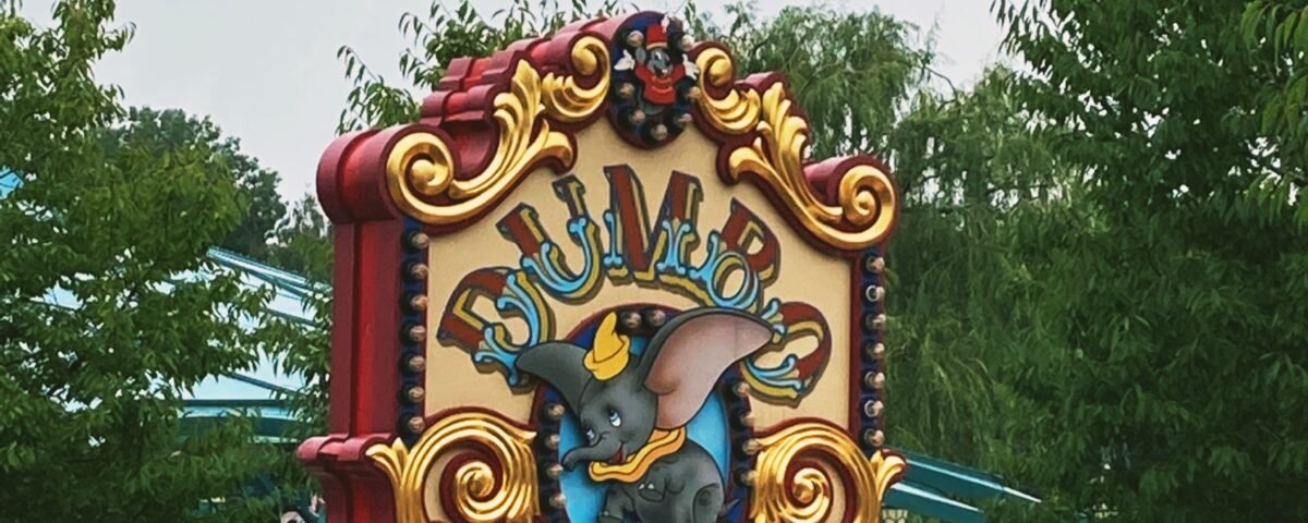 Une pancarte décorative pour l'attraction "Dumbo l'éléphant volant" à Disneyland Paris.