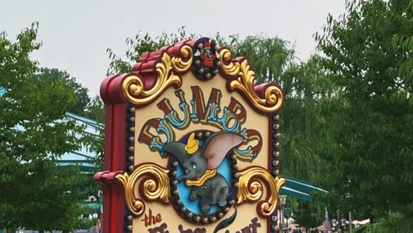 Une pancarte décorative pour l'attraction "Dumbo l'éléphant volant" à Disneyland Paris.