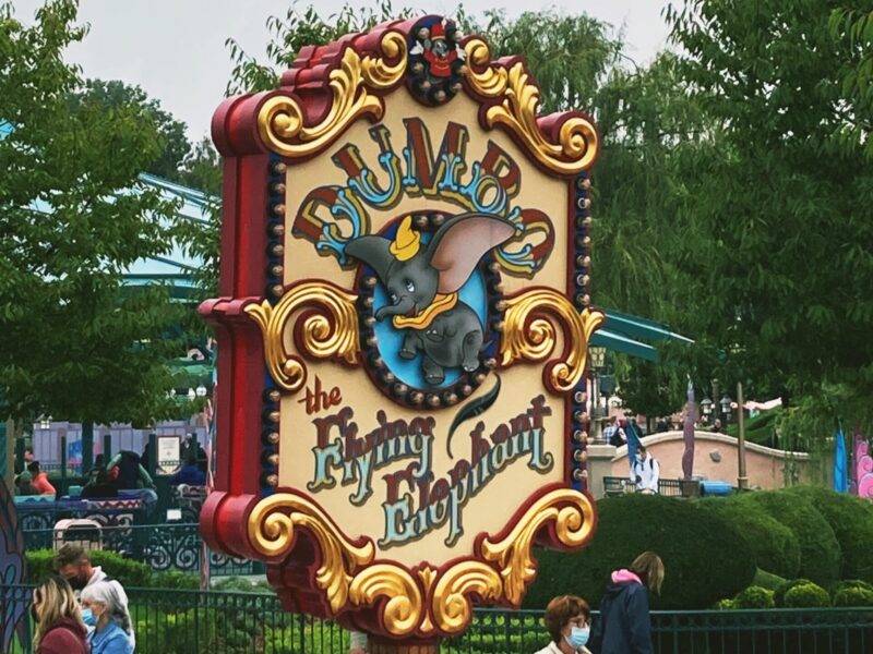 Une pancarte décorative pour l'attraction "Dumbo l'éléphant volant" à Disneyland Paris.