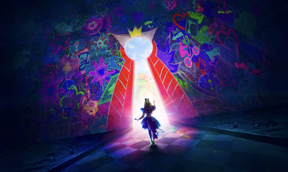 Un enfant déguisé en oiseau se tient devant une porte vibrante et éclairée ornée de graffitis colorés, rappelant un pays des merveilles inspiré d'Alice.