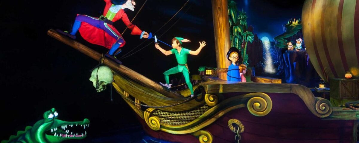 Un diorama coloré mettant en scène des personnages animés du Vol de Peter Pan à Disneyland Paris, avec le Capitaine Crochet en équilibre sur le bastingage d'un navire et Peter Pan sur le pont, tandis que Wendy et un autre personnage observent, et