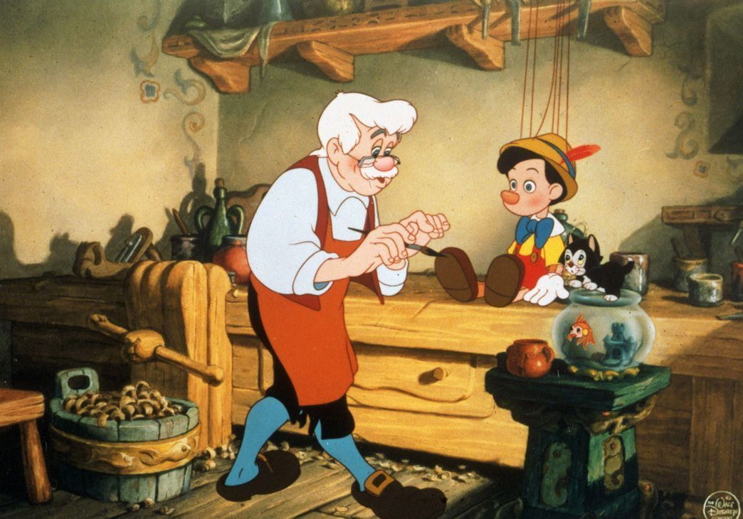 Geppetto, un vieil homme joyeux aux cheveux blancs, parle à Pinocchio, un garçon marionnette en bois de Disney, dans un atelier rustique avec divers outils de menuiserie et un petit chat noir et blanc