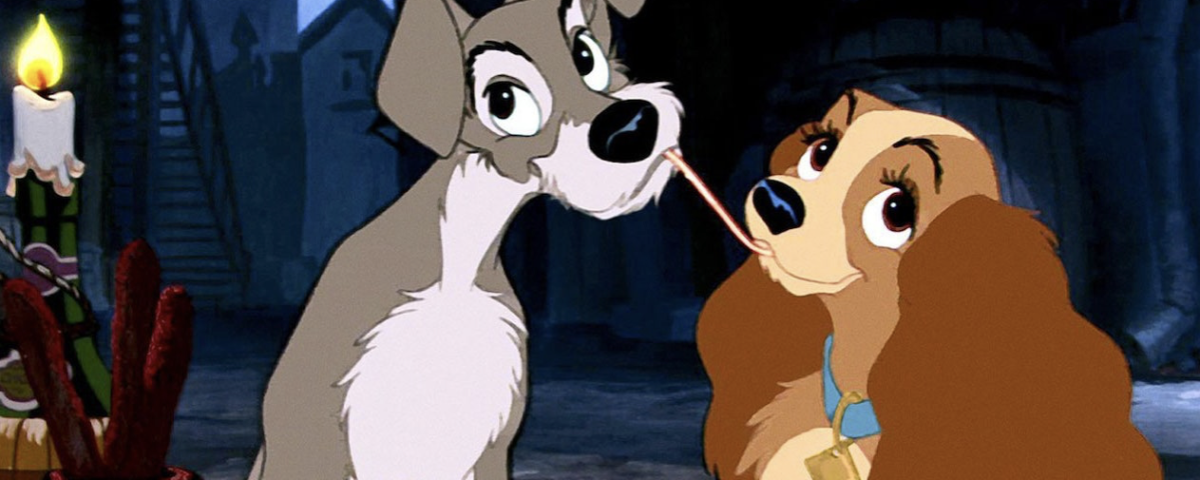 Image animée de La Belle et le Clochard partageant des spaghettis lors d'un dîner aux chandelles, leurs nez se rencontrant au milieu alors qu'ils mangent le même brin de pâtes.